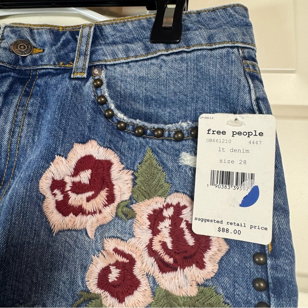 NEW Free People Blue Denim Skirt with Pink Floral Embroidery Womens Size 28 - Picture 2 of 5